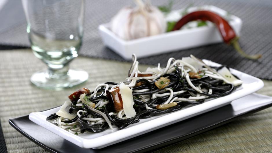 Cocina estos originales espaguetis con gulas y parmesano