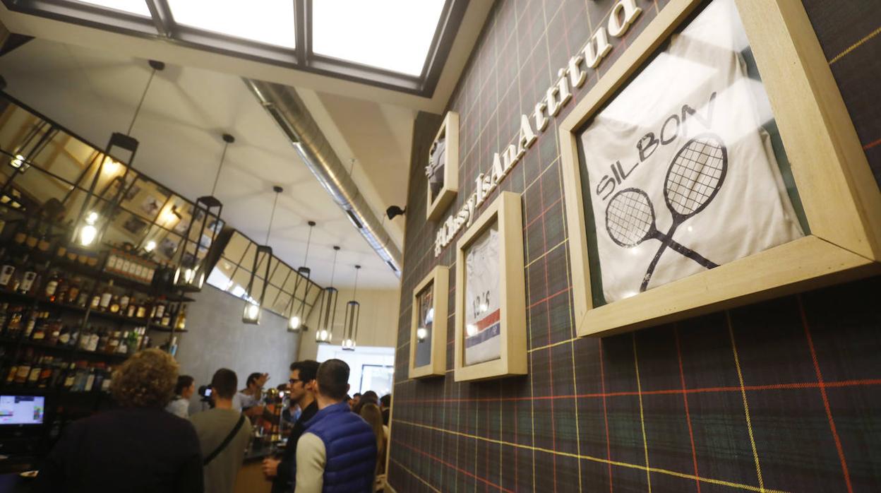 El nuevo Silbon Bar está decorado con prendas míticas de la firma de moda