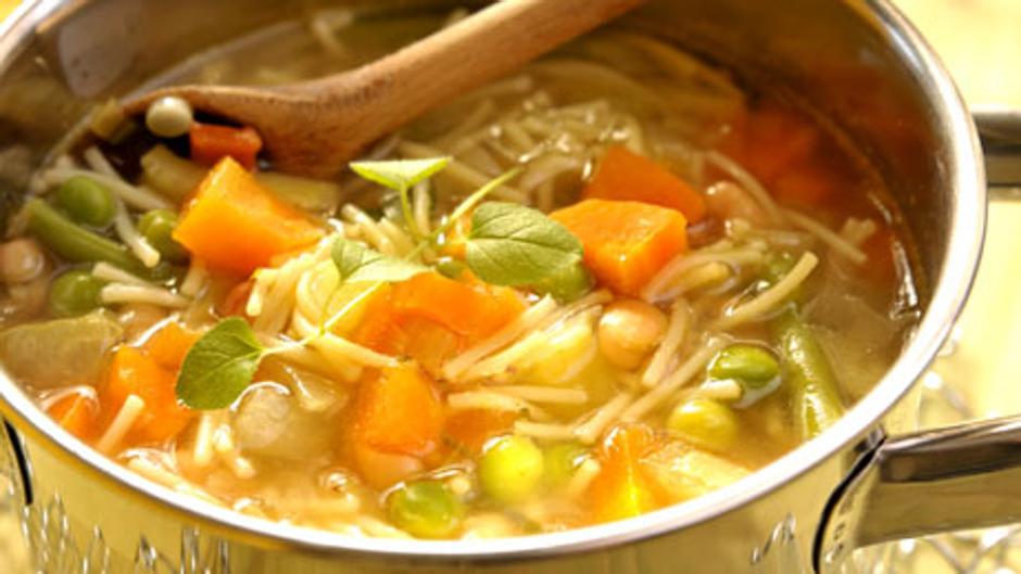 Cocina esta sopa de fideos con verduras y disfruta de sus beneficios para la salud