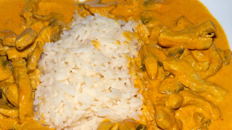 Prueba este arroz al curry con pollo y champiñones, un plato exótico y muy energético