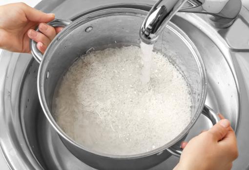 La clave de este truco es lavar el arroz con agua fría tras su cocción