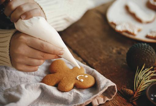 Decora tus galletas de Navidad con un sencillo glaseado