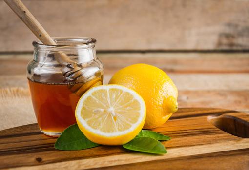 La miel y el limón también ayudana eliminar las flemas