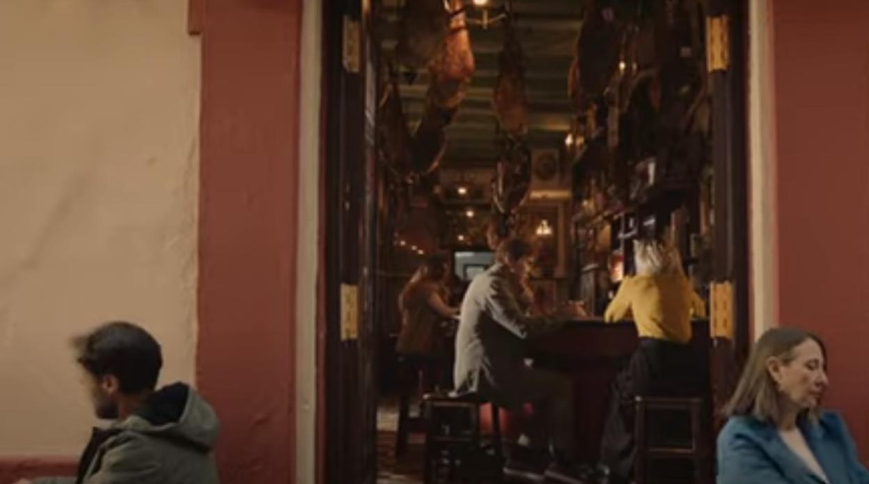 El anuncio arranca en el centenario Bar las Teresas, en el barrio de Santa Cruz