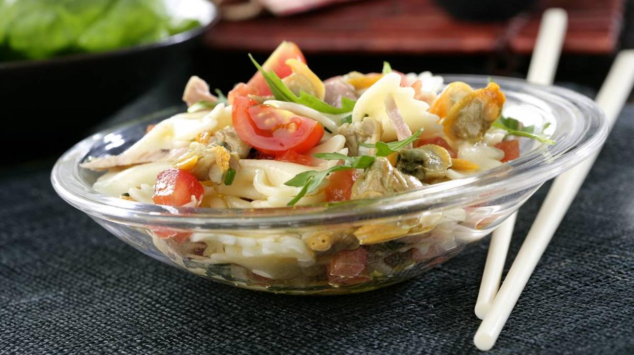 Plato de ensalada de pasta con atún y berberechos