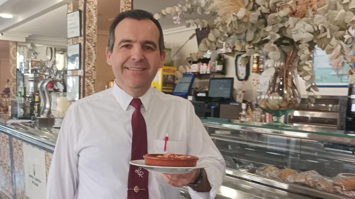 Manuel Gallardo empezó a trabajar en el bar que regentaba su padre en 1993