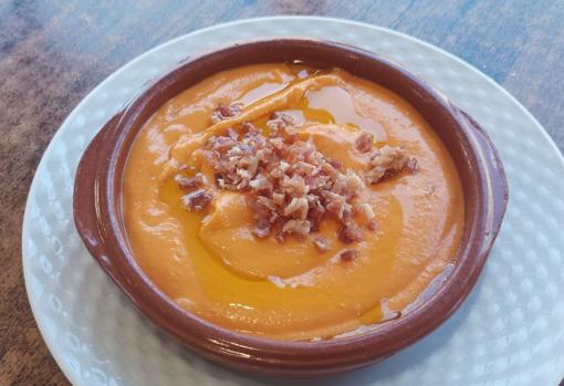 El salmorejo es uno de los platos más populares en Los Romerillos