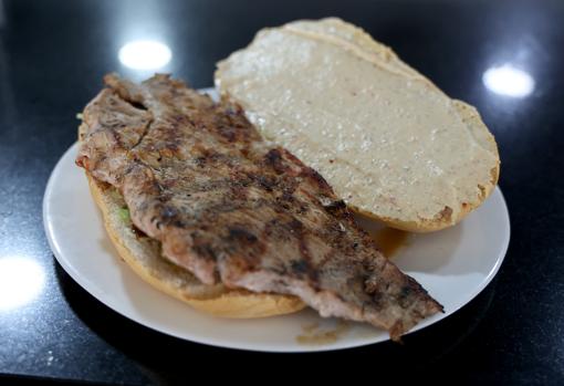 'Pepitazo' completo con lomo, lechuga aliñada y salsa