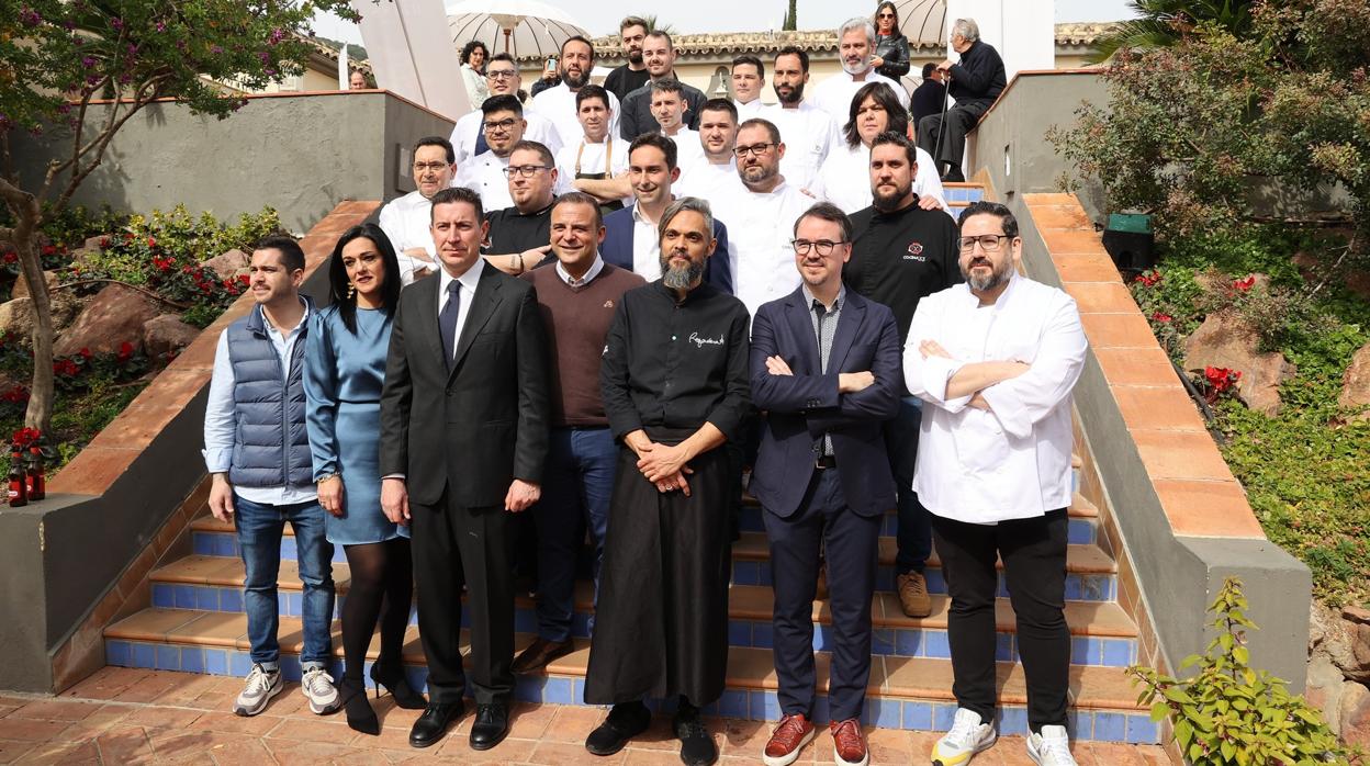 Los cocineros premiados y los responsables del menú, junto al presidente de Hostecor