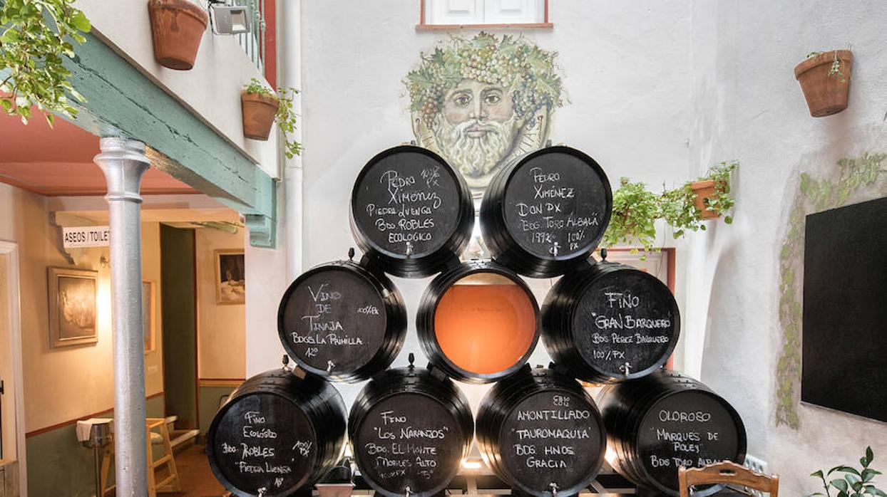 Interior de la Taberna El Número 10 de Córdoba