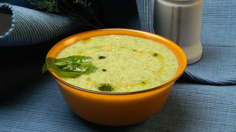 Prepara esta sencilla sopa de espinacas y fideos, un plato muy socorrido y nutritivo