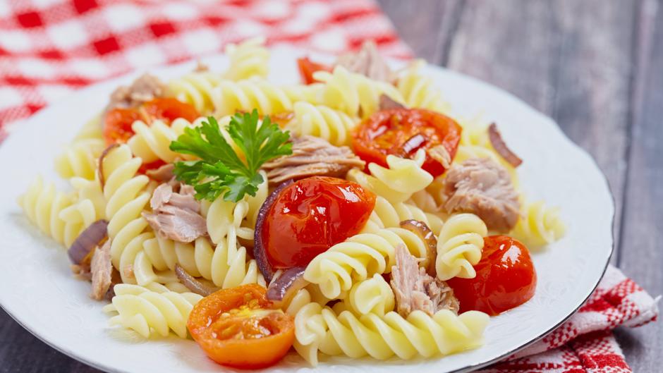 Aprende a elaborar esta fácil y rápida ensalada de pasta con atún y tomate