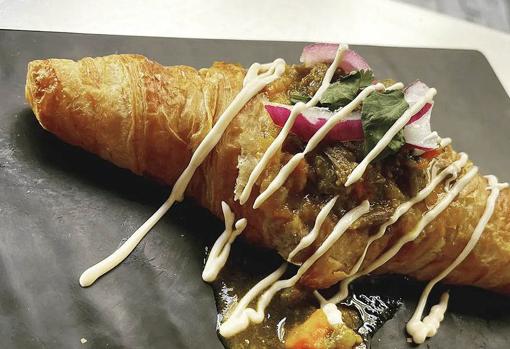 Cruasán de rabo de toro desmigado