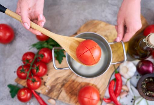 Es importante hacer un corte en la piel a los tomates