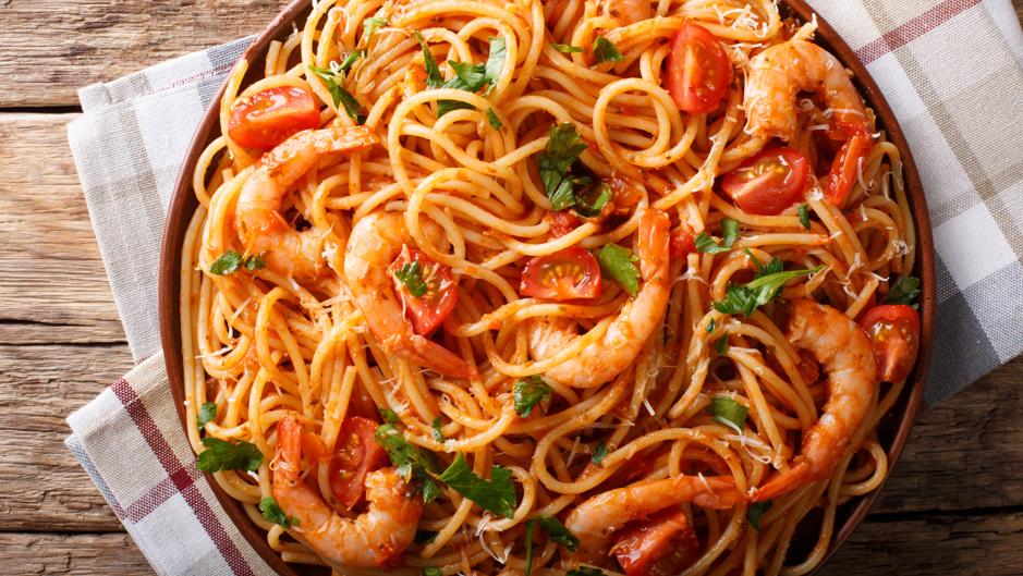 Cocina estos espaguetis picantes con langostinos, un plato con un toque muy especial