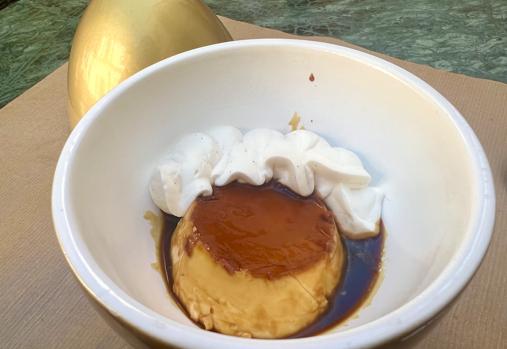 Flan de huevo y chantilly casero