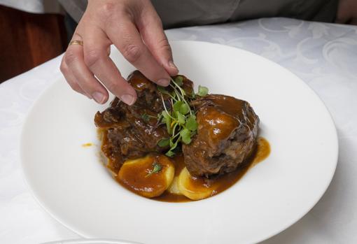 El fondo del guiso de rabo de toro se guisa durante ocho horas