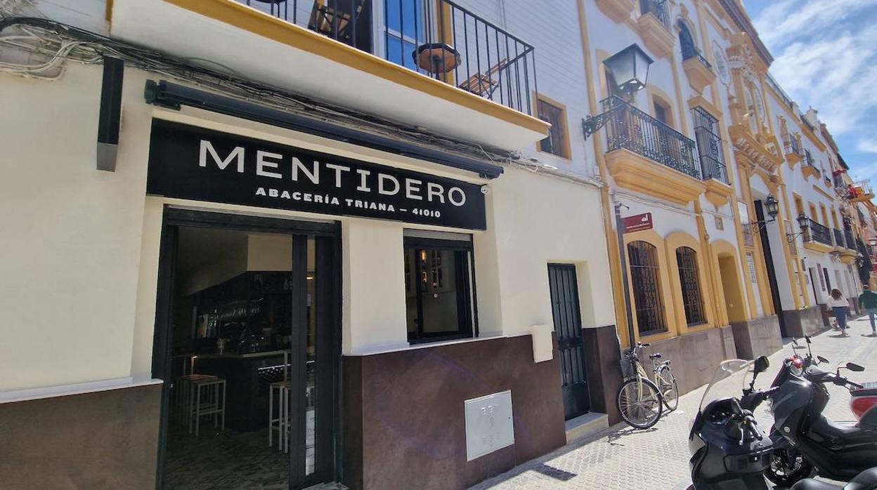 Mentidero abre una abacería junto a la Esperanza de Triana