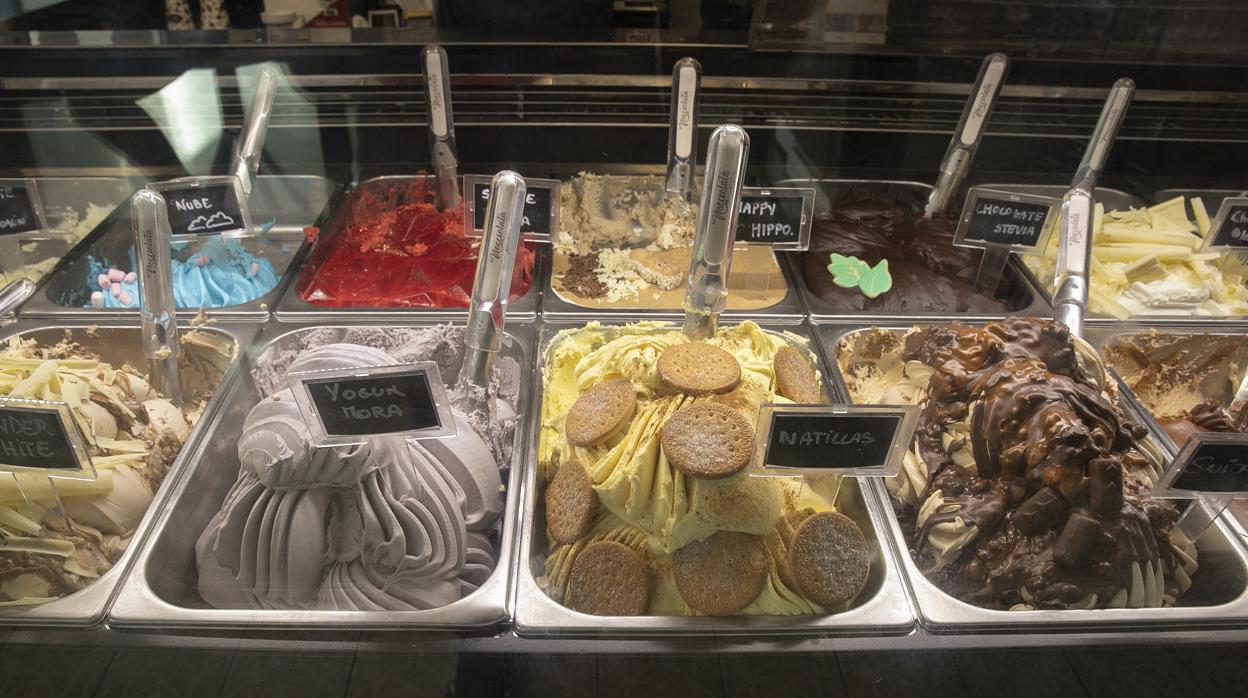 Vitrina con los nuevos sabores de la heladería Nocciolata de Córdoba