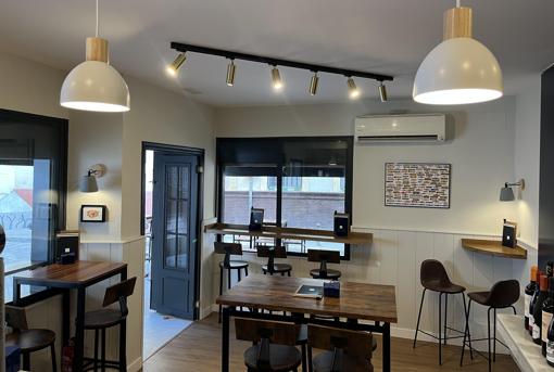 Vinoqüe, una nueva abacería dedicada al vino y los quesos artesanos en la calle Moratín