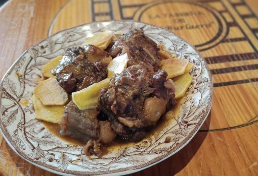 Guiso de rabo de toro, el plato más popular de El Burlaero
