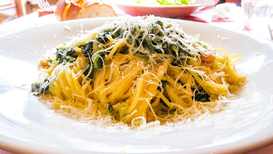 Aprende a hacer estas linguine con espinacas y queso azul