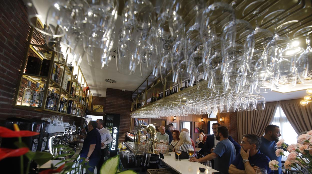 Interior de la nueva Taberna Salcedo, que recrea el antiguo negocio de los años 40