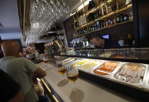 La Taberna Salcedo cuenta con una barra larga para el tapeo
