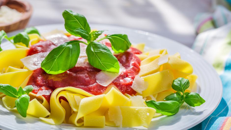 Cocina estos pappardelle con salsa de tomate y albahaca, una receta clásica y sencilla