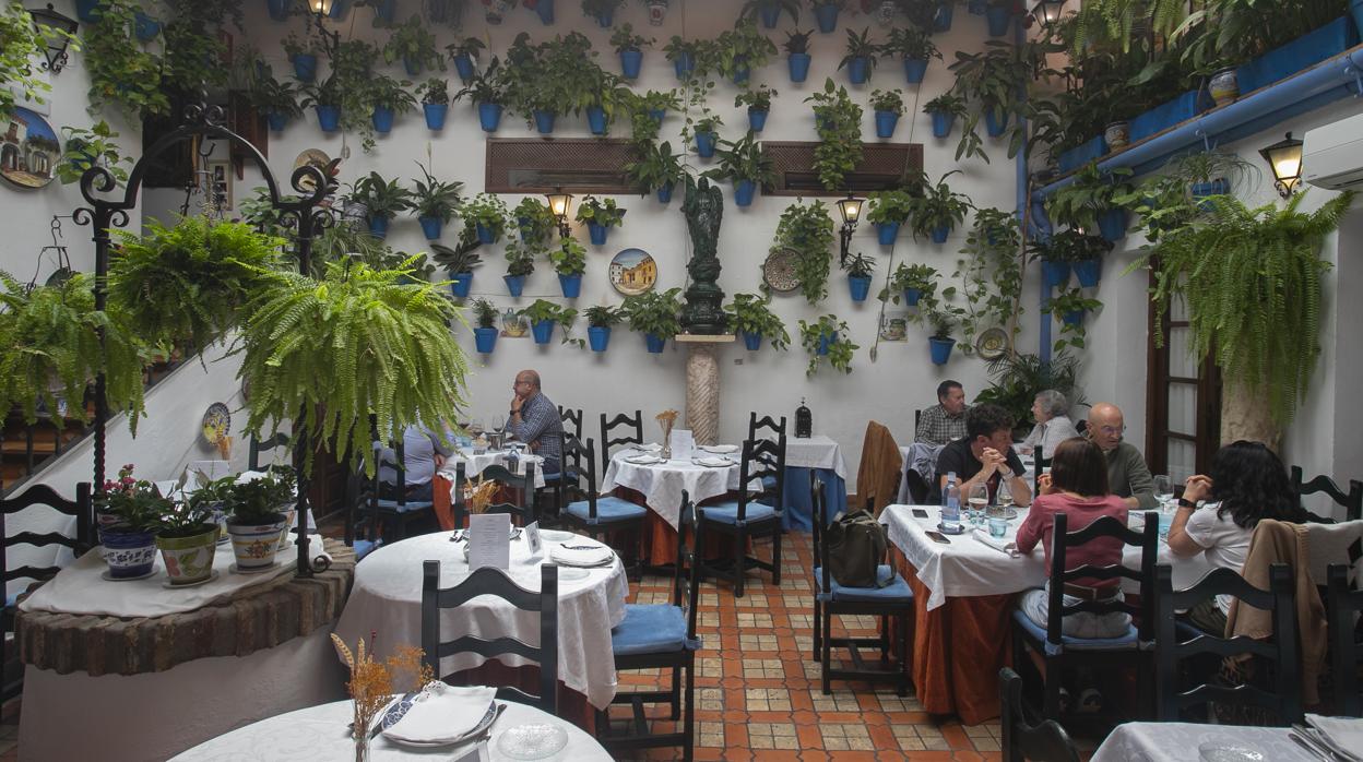 Patio del restaurante Puerta Sevilla, en el barrio de San Basilio de Córdoba