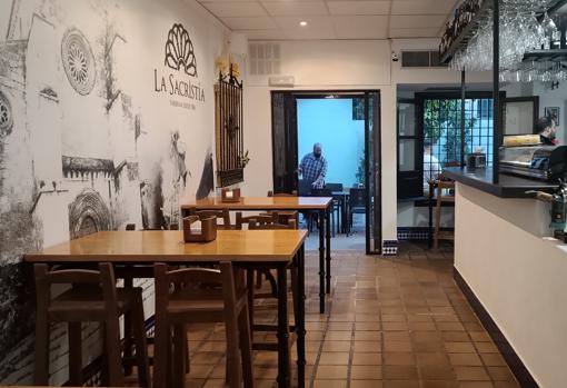 Interior de la reformada taberna La Sacristía