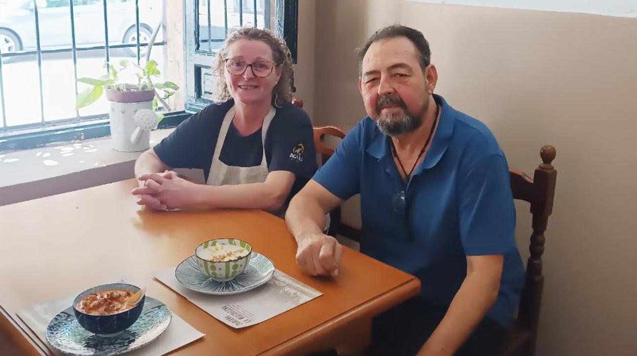 Damián Barrios y Elena Carmona regentan esta taberna desde hace unos meses