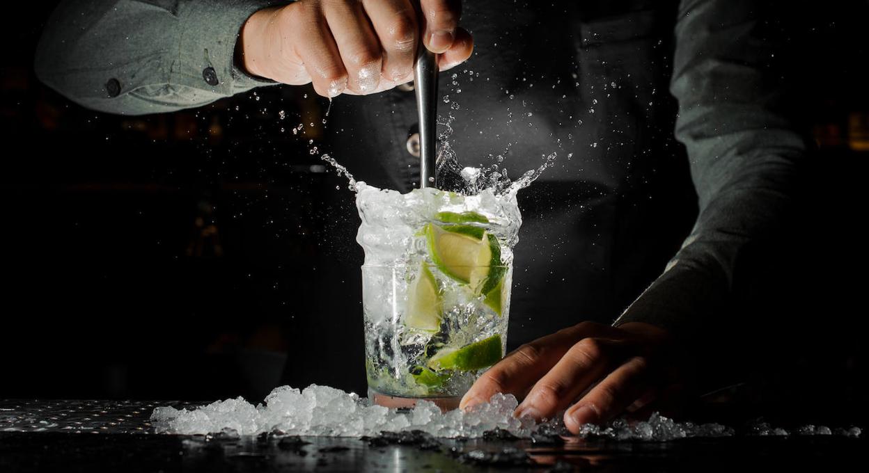 Hielo, cachaça, lima y azúcar son los ingredientes esenciales de este cóctel