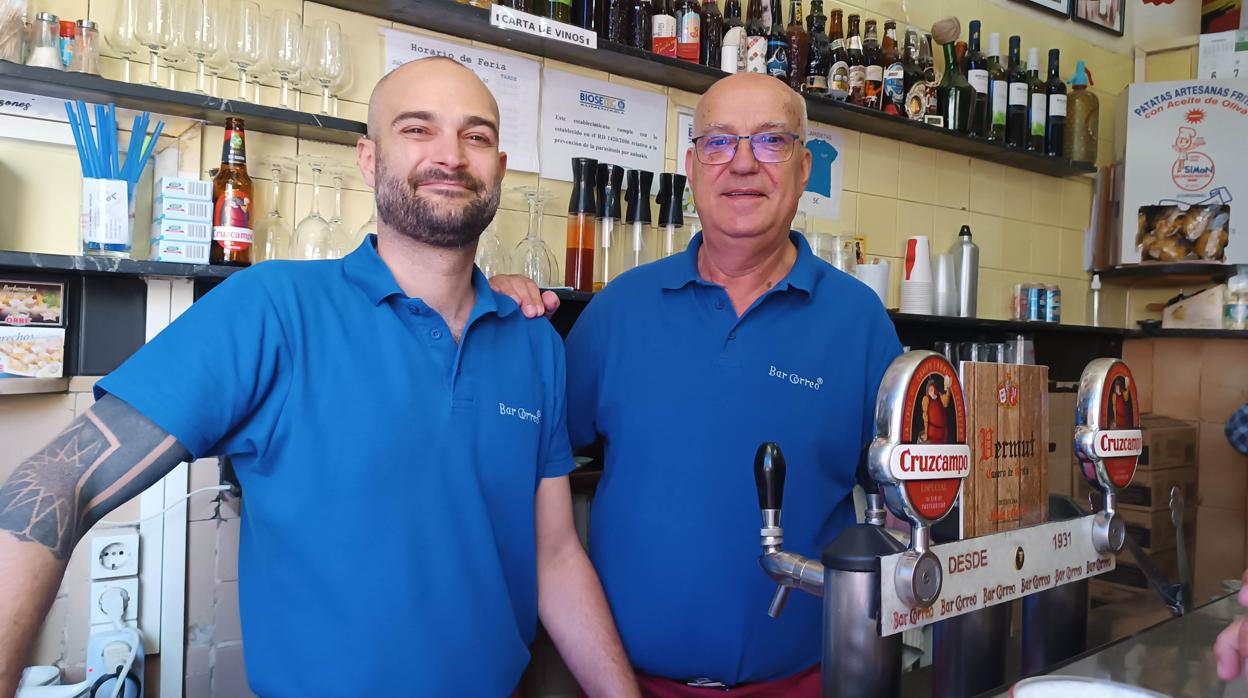 Manuel Martínez, propietario de El Correo, y su hijo celebran el 92 aniversario del negocio