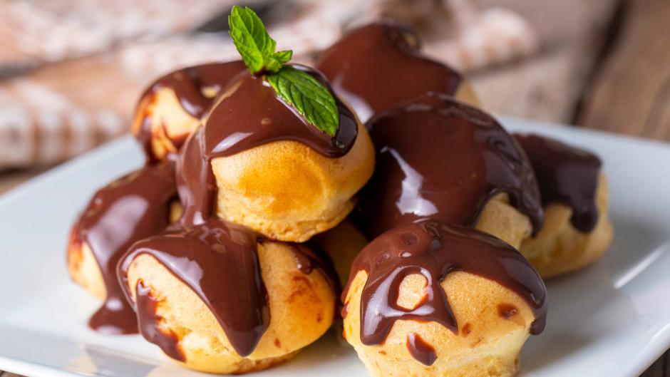 Profiteroles rellenos de crema de cacao: la receta para principiantes de un clásico de la repostería