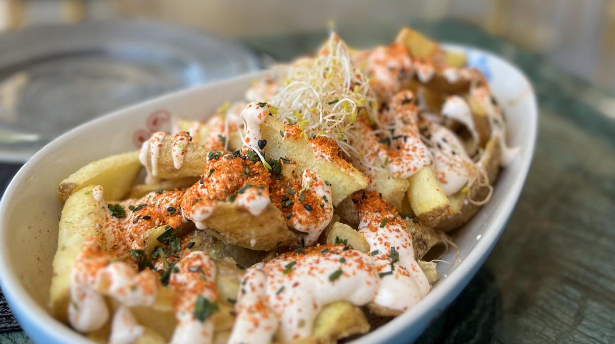 Las bravas a la japonesa son uno de los platos más solicitados en Ficus, en Palma del Río