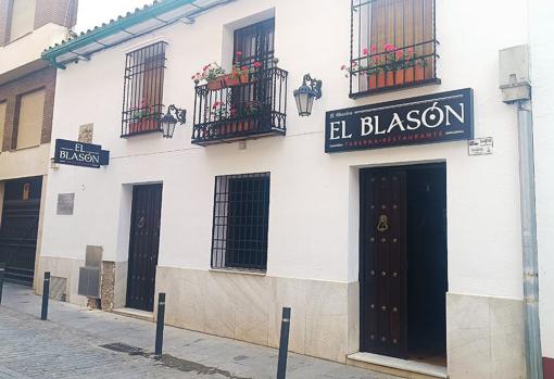 La fachada está recién pintada y luce nuevo rótulo