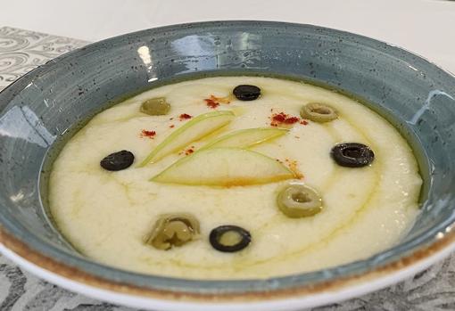 Salmorejo versionado con espárragos, manzana y AOVE