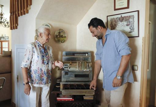 La familia fundadora de La Alicantina traspasa su mítica receta de ensaladilla a Grupo Trifulca