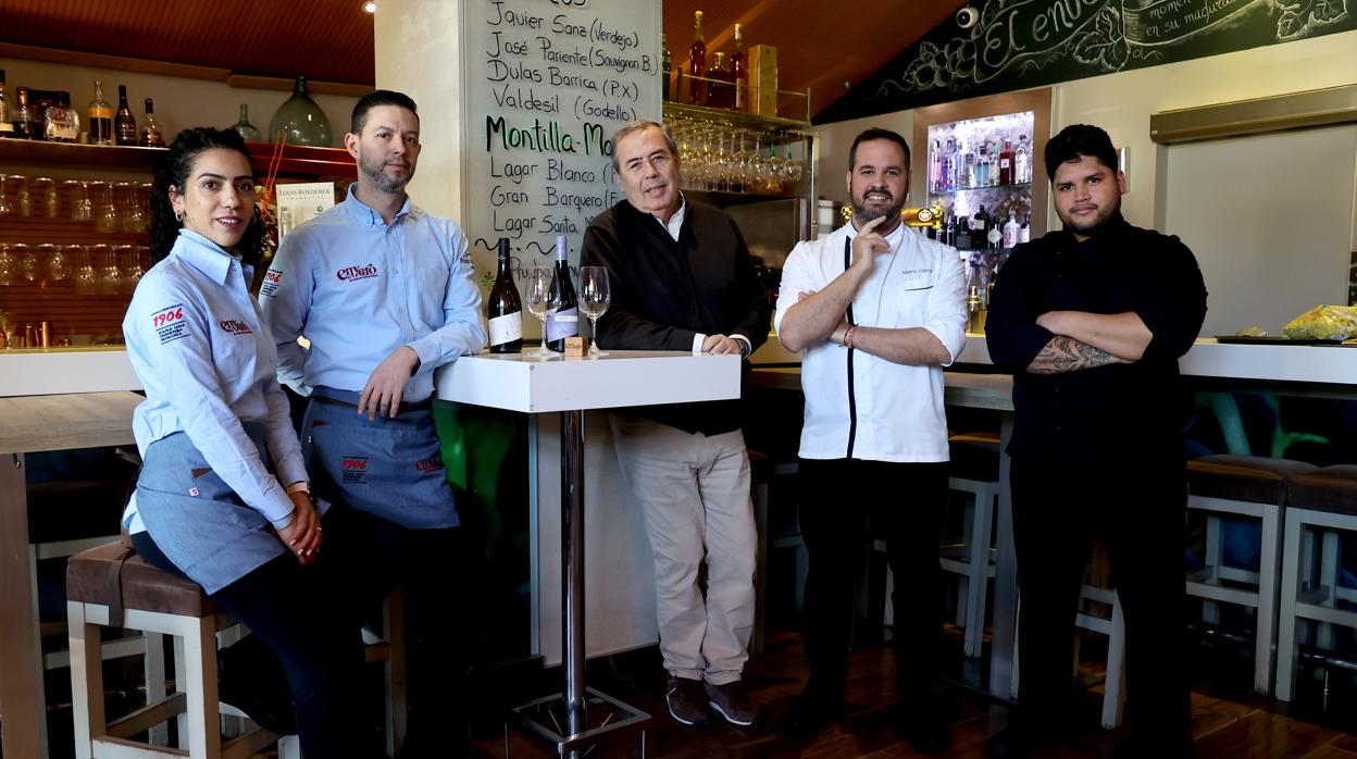 Fernando Villena (centro), propietario de El Envero, con el nuevo equipo de cocinas y sala