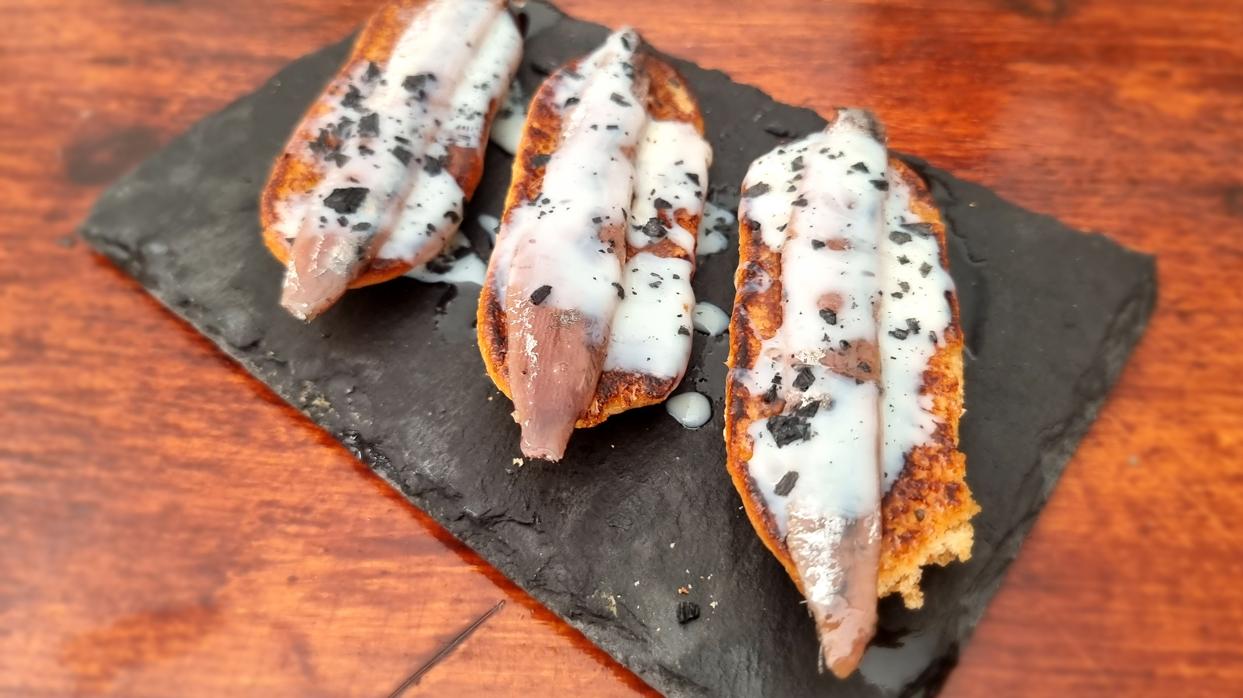 Anchoa con leche condensada