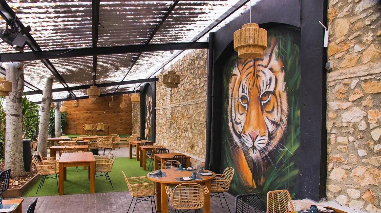 Ubicado en un edificio rehabilitado, Selva Negra destaca por su decoración