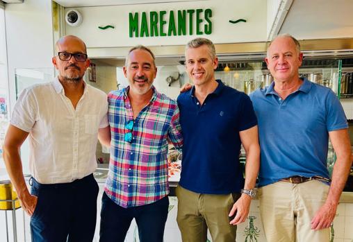 Sergio Moreno y Adolfo Barrial (MOBHAK Retail) y Jesús Trucco y Guillermo Rodríguez (LAEHOMES Sevilla)