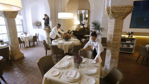 Diez sitios en Córdoba donde combatir el calor con una fresca ensalada de tomate
