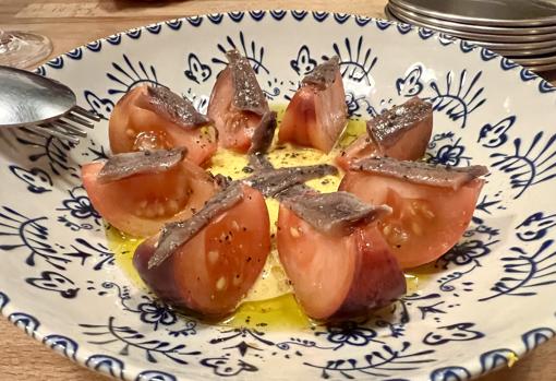 Ensalada de tomate azul con anchoas y crema de altramuces