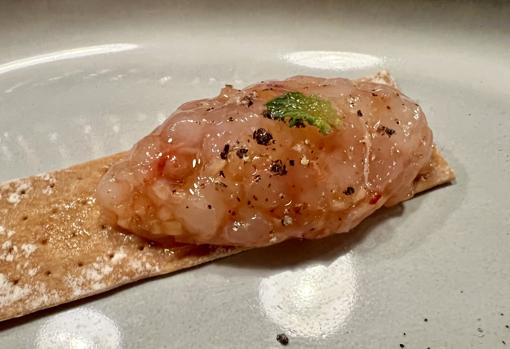 Tartar de gamba blanca con miel, kimchi y hierbabuena