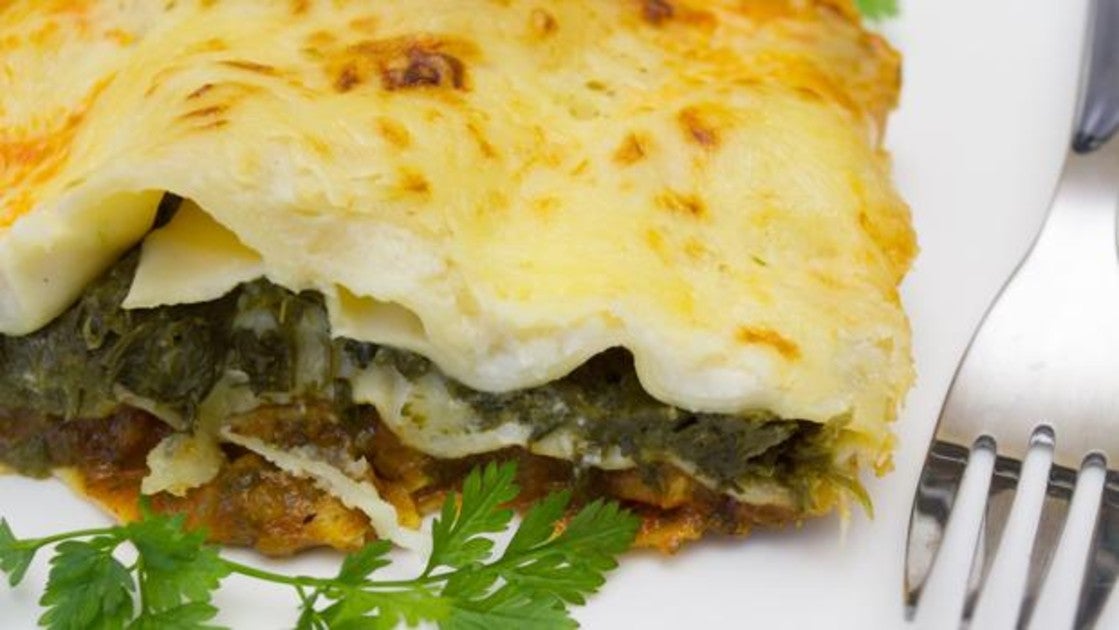 Plato de lasaña de pollo y espinacas