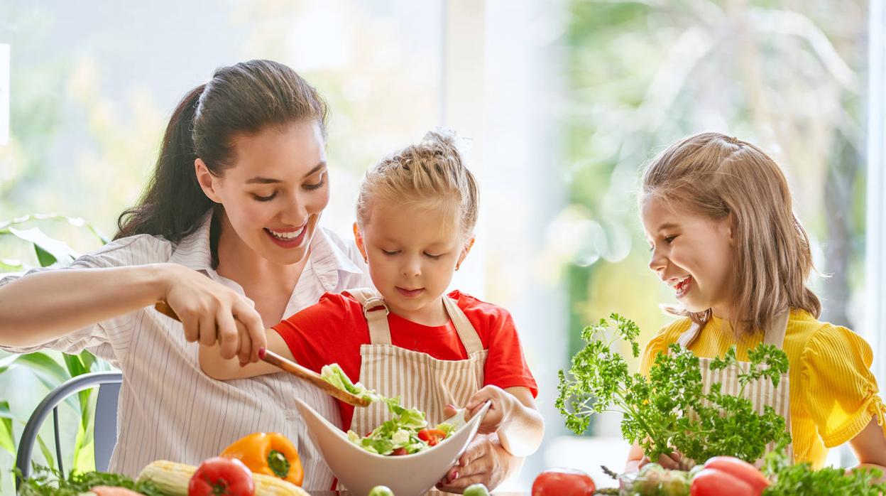 Ayudar en la cocina aporta muchos beneficios a los más pequeños