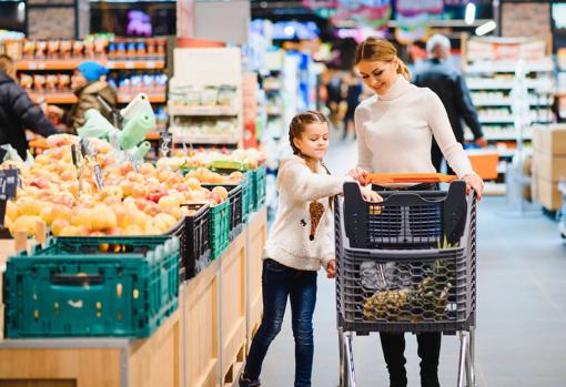 Involucrar a los niños en la compra de alimentos hace que aprendan más sobre ellos