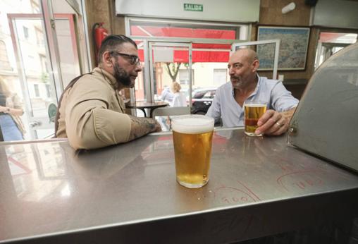 Iván Valero (Ivantxu) visita Bar Santa María: «Sitios como éste son la historia de Sevilla»